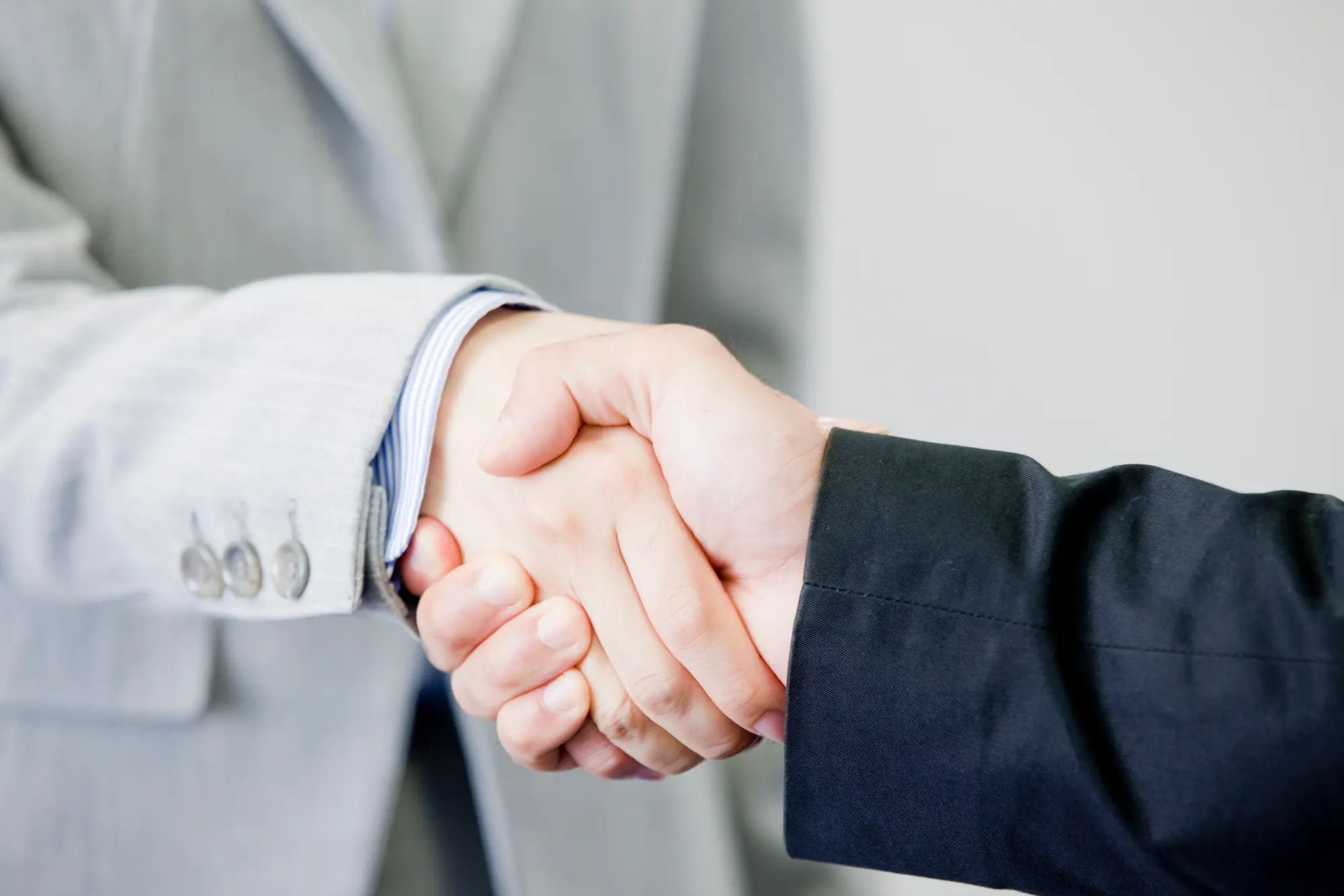 握手するビジネスマン